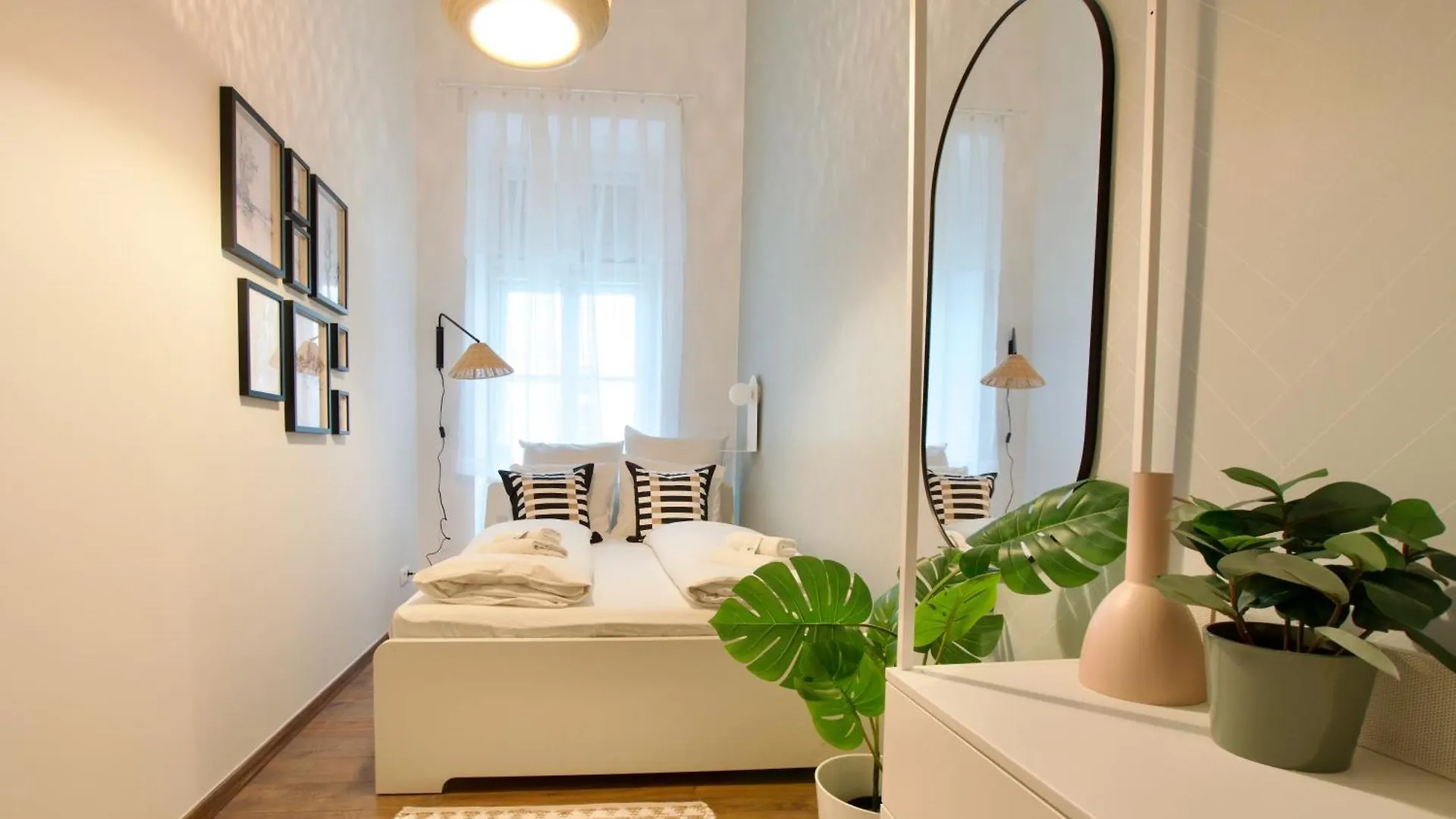 Premium Apartment By Hi5- Voeroesmarty Street Budapest
